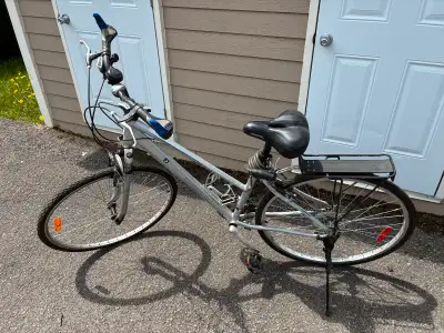 Découvrez ce vélo de randonnée Louis Garneau, conçu pour offrir confort et performance sur tous les...
