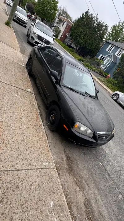 Je vends ma Hyundai Elantra 2002, une berline fiable avec un moteur économe en carburant. Elle montr...