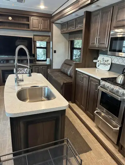 Luxury 5th wheel for summer rental. 15 acre property in Tappen $600 for 5 days $1000 for 10 days Mon...