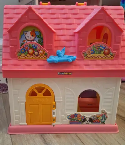 A beautiful doll house. Pickup in Ottawa downtown.
