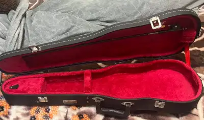 A high-quality violin case from Remenyi.