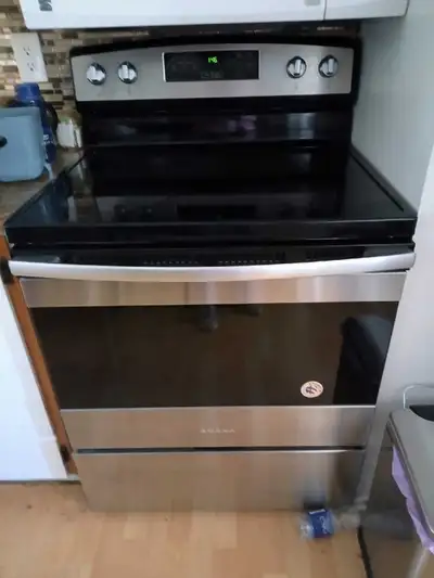 Je vends ma cuisinière Amana, un appareil fiable et performant, parfait pour toute cuisine. Bien qu'...