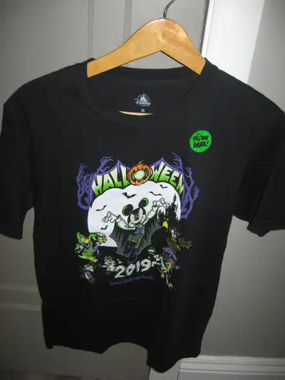 New Disney Park T-Shirt XL Mickey Halloween Glow In The Dark, View more