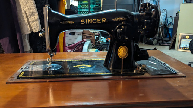 Vintage Singer sewing macine in Home Décor & Accents in Ottawa - Image 3