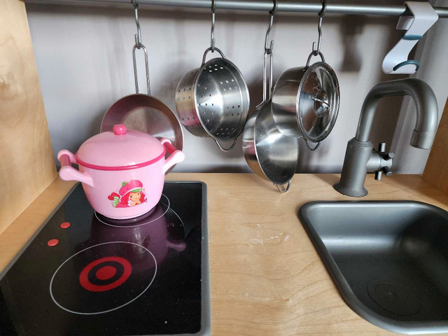 Kids Kitchen set. Stove lights don't work. in Toys in Markham / York Region - Image 2