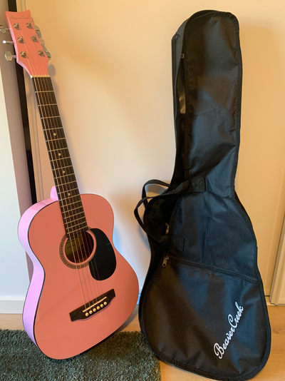 Perfect gift for your beginner Swifty ! Brand new! Bag included! Colour: Pink Construction: Layered...