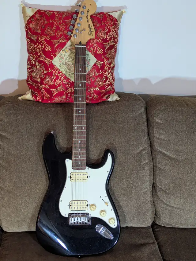 Electric Guitar Vintage 2005 Squier Stratocaster Standard Series in Guitars in Red Deer - Image 2