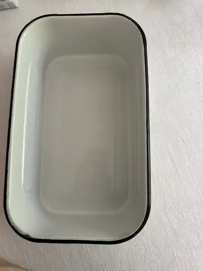 Vintage medical tray. White enamel finish. Solod tray. Like new condition. Dimensions: 12 3/4 X 7 3/...