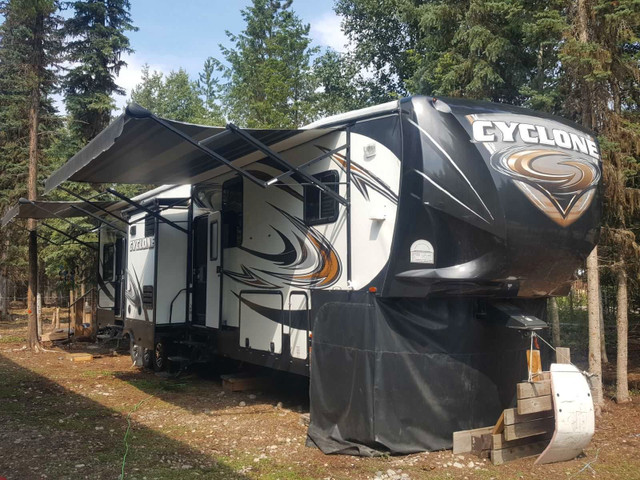 44' CYCLONE TRAVEL TRAILER in Travel Trailers & Campers in Prince George