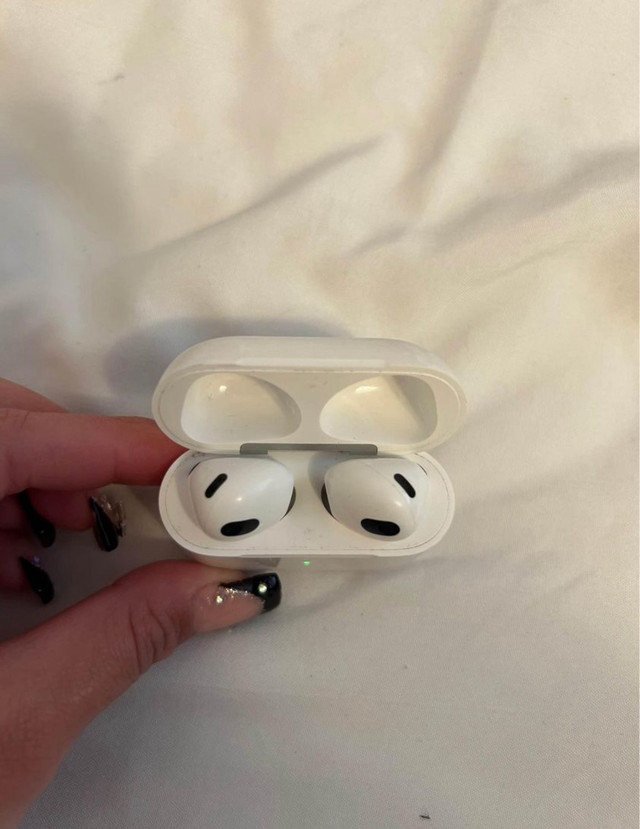 Air pods gen 3 in Headphones in St. Catharines - Image 4