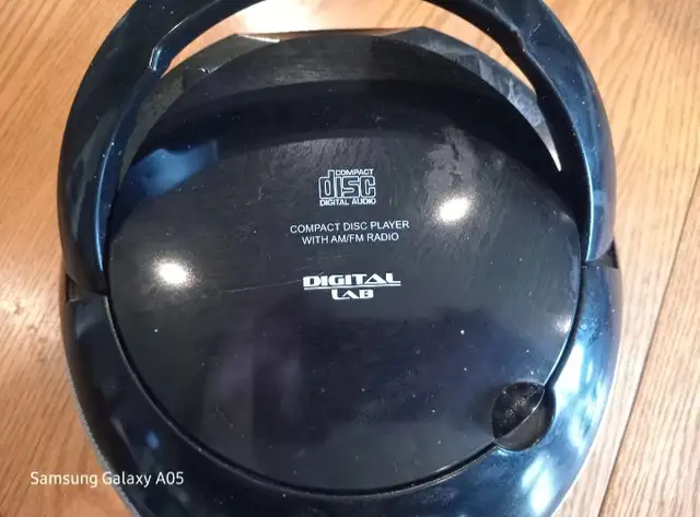 Portable CD radio with AM/FM radio in General Electronics in Oshawa / Durham Region - Image 3