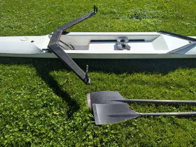Durham Boat Company Rec Racer. All carbon. Weighs 33lb fully rigged. Dreher carbon oars. Minor hull...