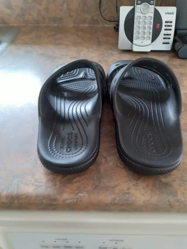 WOMEN'S SIZE 9 CROCS SANDALS in Women's - Shoes in City of Halifax - Image 5