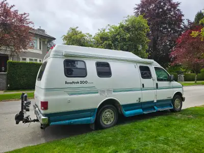 1997 Class B campervan Roadtrek 200 Versatile, Chev 3500, 5.7 liters-V8, 141,000 kms, solar panel, g...