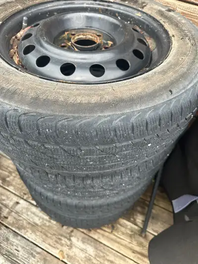 4 pneus usés encore bon 15" ( 185/60R15 ) (avec jantes $190) ($120 sans jantes) 4 Used tires 185 60...