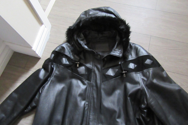 Manteau en cuir pour dame dans Femmes - Hauts et vêtements d'extérieur  à Longueuil/Rive Sud