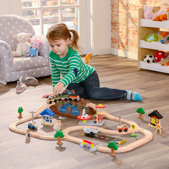 "NEW" KidKraft Bucket Top Mountain Train Set in Toys & Games in Mississauga / Peel Region - Image 2