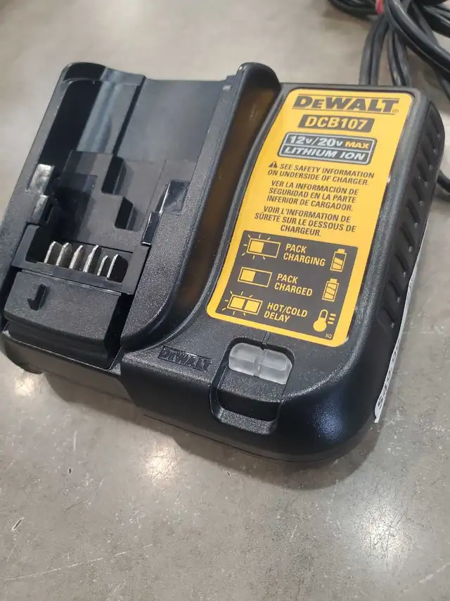 DeWalt dcb 107 12/20v Charger in Power Tools in Oshawa / Durham Region - Image 3