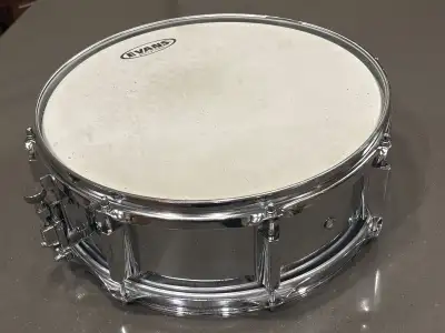 Yamaha SD-225 chrome 14 x 5" snare drum in very good condition, View more