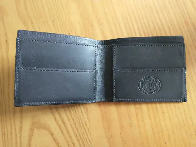 Roots genuine leather Made in Canada wallet in Men's in Laval / North Shore - Image 3