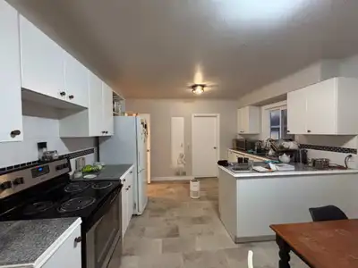 Room for Rent – Fernwood (All Utilities Included) Bright above‑ground suite in Fernwood looking for...