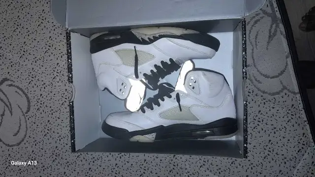 air Jordan 5 retro reverse metallic in Men's Shoes in City of Montréal - Image 2