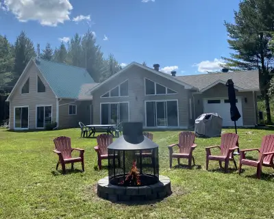 Location court terme stoke (Estrie) près de Sherbrooke et près du CHUS, grand chalet neuf sur terrai...
