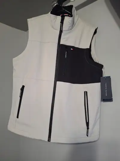 Veste sans manche neuf pour homme grandeur Médium de marque TOMMY HILFIGER avec plusieurs poche avec...