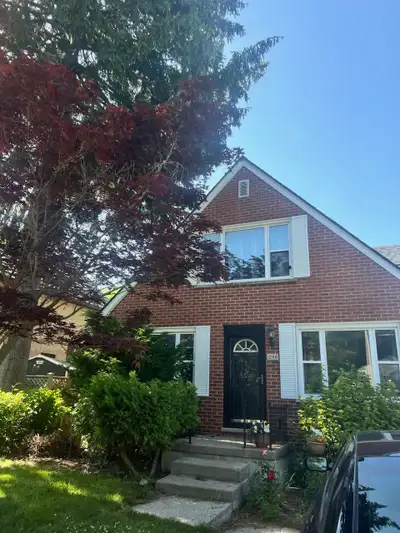 Spacious 3+1 Bedroom Upper Unit (2 floors)  | $2500| Pets