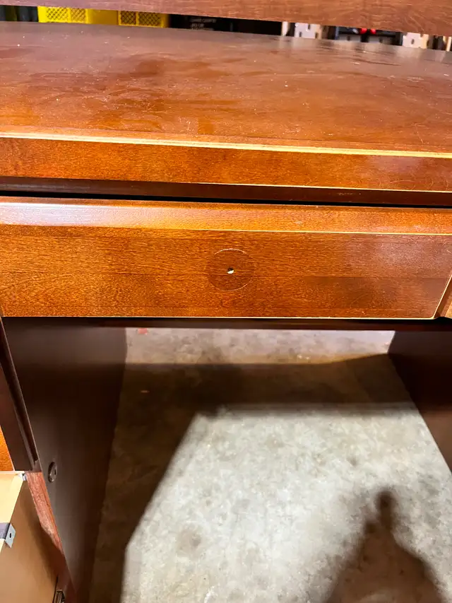 Office Desk in Desks in Calgary - Image 7