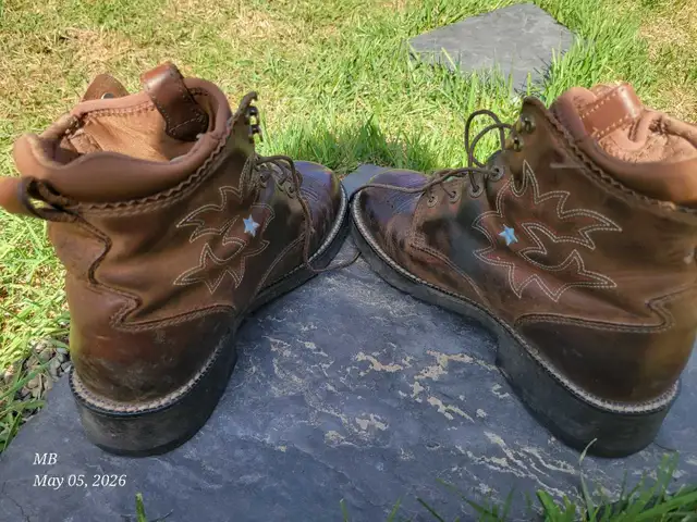ARIAT WOMEN'S LACE-UP LEATHER BOOTS in Women's - Shoes in Calgary - Image 6