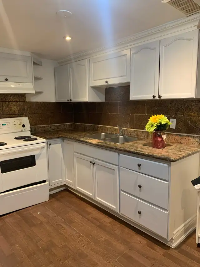 2 Bedroom, 1 Bathroom walkout basement @ Square One 63849108442369123