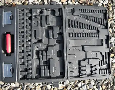 COFFRE de RANGEMENT pour outils (2$), View more