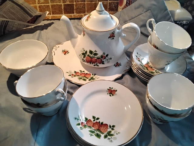 Beautiful Vintage Royal Ascot "Strawberry Pattern" Tea Time  Set in Arts & Collectibles in Oakville / Halton Region
