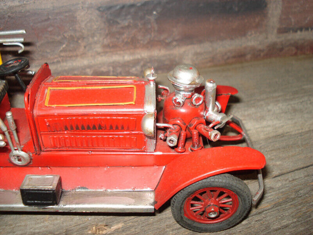Pompier en métal de 12 pouces. dans Art et objets de collection  à Granby - Image 4