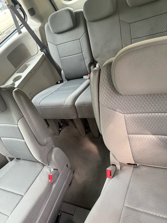 2009 dodge caravan stow and go  in Cars & Trucks in Markham / York Region - Image 2