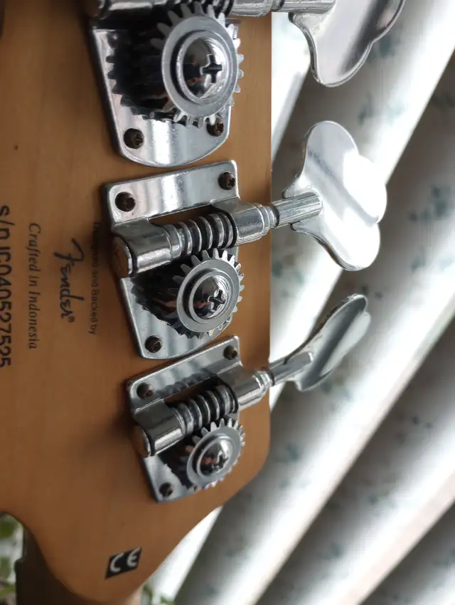 2004 Squire Affinity P Bass in Guitars in Mississauga / Peel Region - Image 5