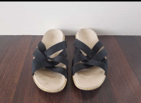 Woman crocs sandals size 6