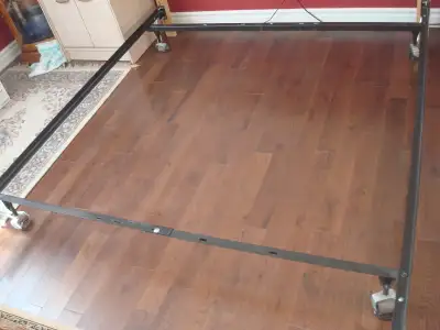 Queen, Simple bed frame / Base de lit Queen, Simple., View more