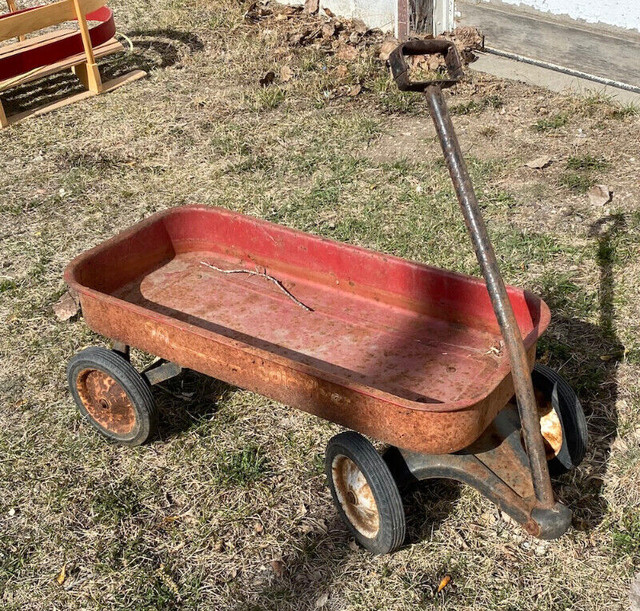 VINTAGE - 1 LARGE, 1 MEDIUM SIZE RADIO FLYER WAGONS FOR SALE in Arts & Collectibles in Saskatoon - Image 4