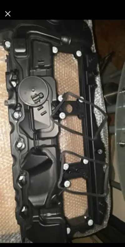 Brand new URO Parts valve cover. Has part number 11 12 7 570 292. Comes with gaskets too. Never inst...