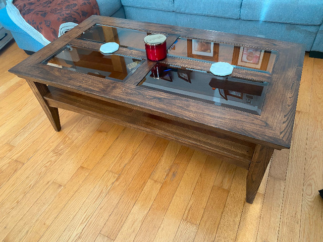 Refinished wood coffee table with glass in Coffee Tables in Oakville / Halton Region - Image 2