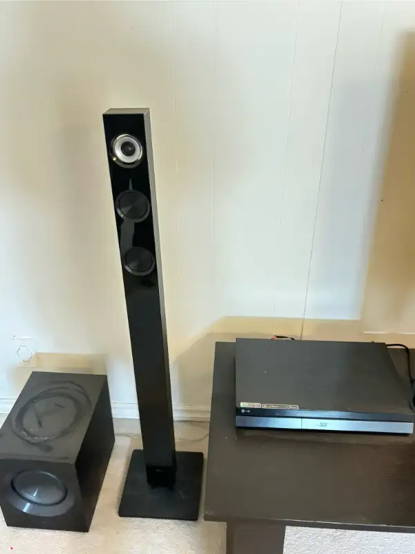 Full Tv set (TV, Wii remotes, Sound system) in General Electronics in Markham / York Region - Image 3