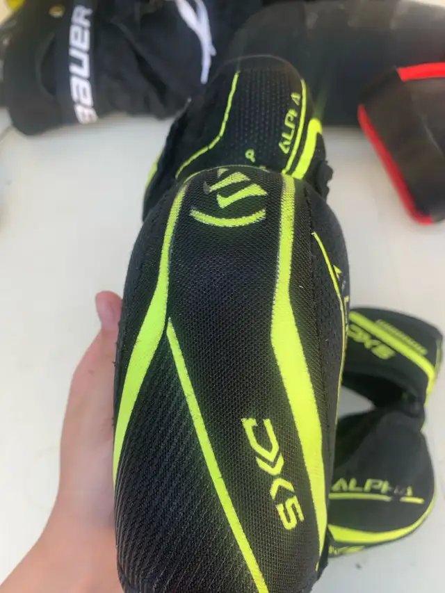 hockey elbow pads in Hockey in Edmonton - Image 7