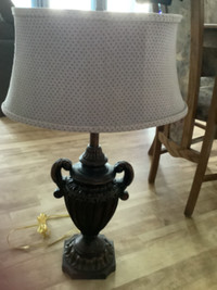 Lampe sur table en bois