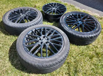4 Mags de marque Daï 17 pouces. - Bolt pattern 5x100 - Dimensions 17×7.0J ET 40 - 3 Pneus 225/45R17...