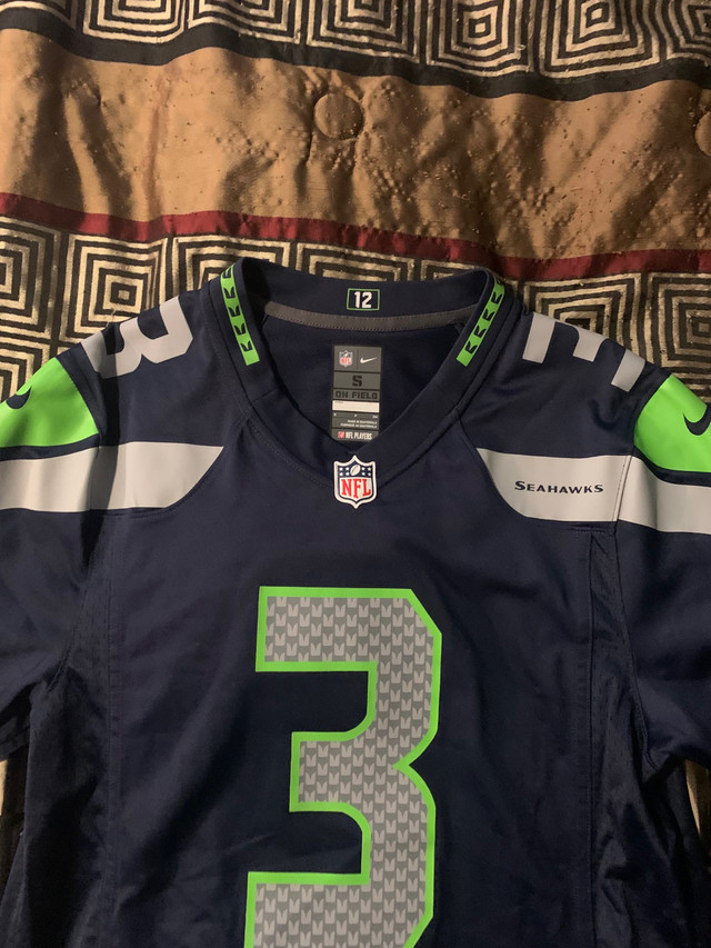 Brand New w/tags Nike NFL Seattle Seahawks Wilson Jersey Mens S in Arts & Collectibles in Vernon - Image 3