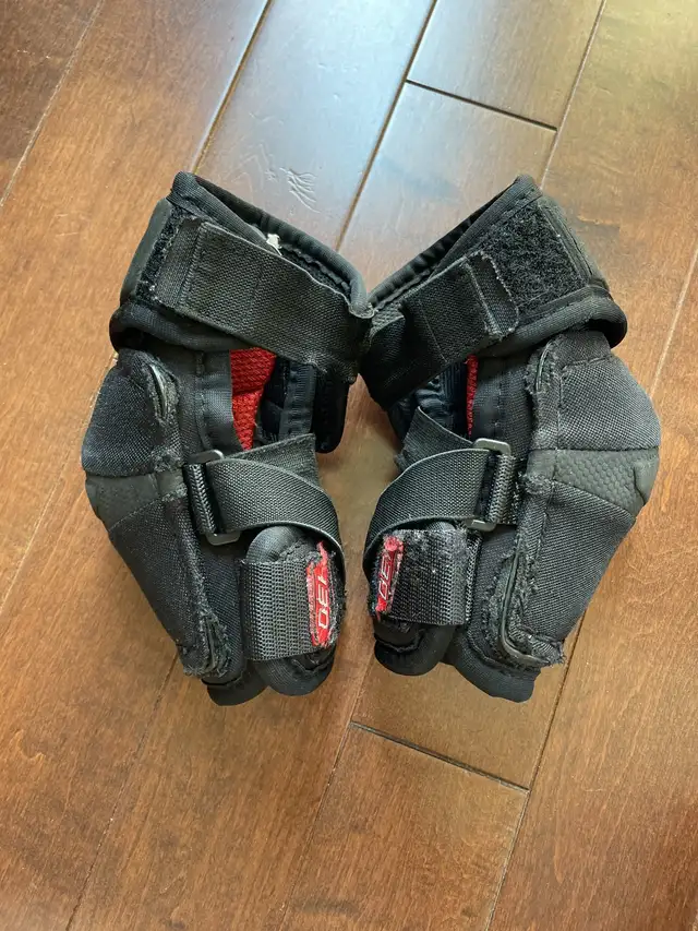 Hockey elbow pad CCM RBZ 130  Junior Small 4’4”-4’8”  in Other in Calgary - Image 3