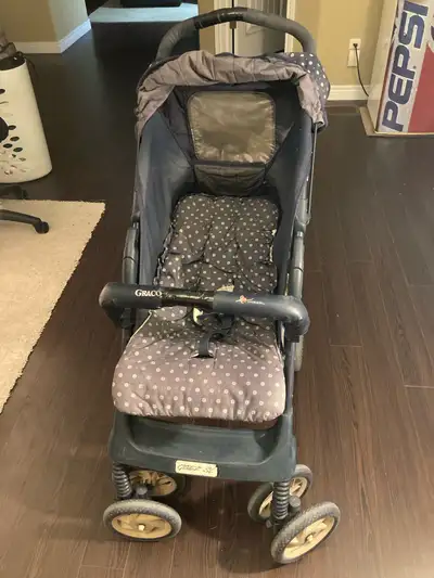 Graco stroller, functional, has a bit of wear, works great
