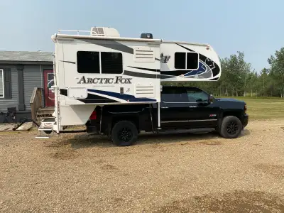 Arctic Fox 811 Truck Camper